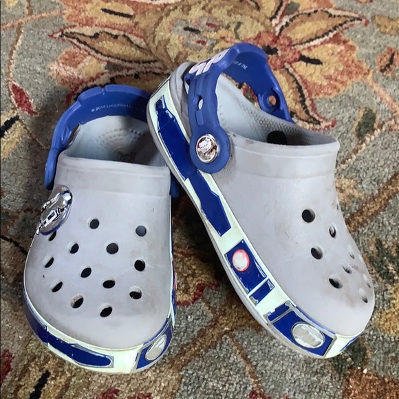 r2d2 crocs